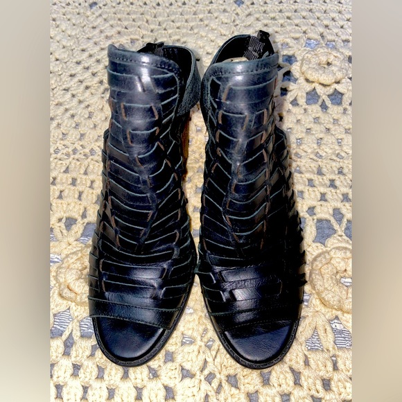 Jessica Simpson 
Shoes size 8.5 M / 38.5 
Leather upper 
Man/ made lining Sole - Picture 1 of 17